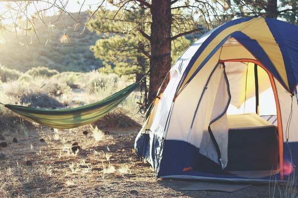 Quels sont les avantages du camping en montagne en été par rapport à l'hiver ?
