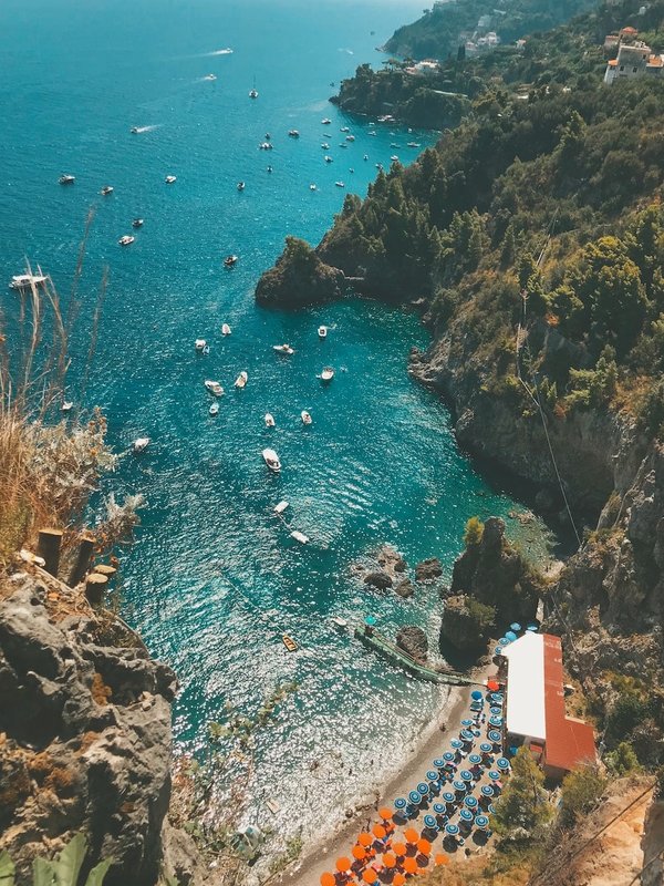 Découverte des plages secrètes de la côte d'Amalfi en Italie : détente et cuisine italienne